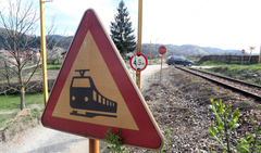 Žena priključena na aparate nakon nezgode na pružnom prelazu