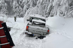 Hitna intervencija na Kozari: Evakuisano šest osoba iz blokiranih vozila