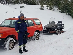 Spasioci iz Mojkovca helikopterom dopremili pomoć stočarima odsječenim snijegom