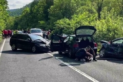 Svatovi kod Semizovca imali udes: U sudaru pet vozila sedam povrijeđenih