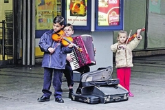 Dva brata i sestra svirali su u Knez Mihailovoj, a onda su osvojili 100.000 evra i život im se preokrenuo (FOTO)