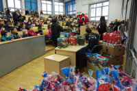 PRIKUPLJENO SKORO 1.000 PAKETIĆA Održana humanitarna akcija „A zašto ja nemam paketić“