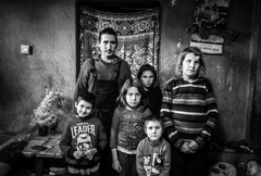 Porodica Ilijin uz svijeće i u hladnoći čeka Božić