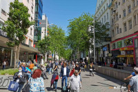 Austrija se polako vraća normalnom životu: Ponovo rade velike prodavnice, tržni centri, frizeri /FOTO/