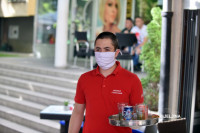 KO BUDE IMAO PREKO 37,2 IDE KUĆI Prvo mjerenje temperature, pa tacna u ruke