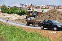 NOVA STAZA, STARE NAVIKE: Na sred šetališta jedva se mimoišli - auto i konjska kola /FOTO/