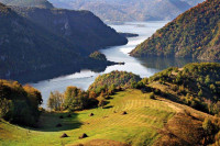 Političari na ljetovanje neće dalje od Srbije