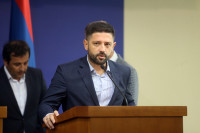 Čiji je poslanik Mitrić? - Rekao da je u SDS, a ne odvaja se od Mićića