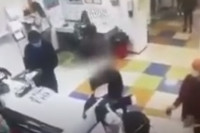 Žena se skinula u pošti i umjesto maske na glavu stavila gaćice (VIDEO)