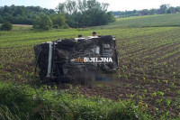 GOLF SLETIO I PREVRNUO SE U NJIVI Tri lica povrijeđena u nezgodi kod Bijeljine /FOTO/