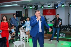 Dodik zapjevao POZNATI HIT: „Božanstvenu ženu“ posvetio damama SNSD u Bijeljini