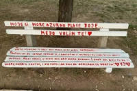 Iza emotivne poruke na klupi stoji predivna ljubavna priča mladog para