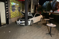 Bijeljina: BMW uletio u baštu kafića, uviđaj u toku /FOTO/