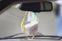 Zašto nije pametno vješati maske na retrovizor