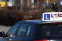 Korona koči obuku vozača