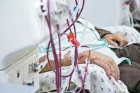 UŽAS! SVAKI TREĆI PREŽIVI KORONU: Za ove grupe, virus je SMRTONOSAN! Za izlečene, posledice su veoma teške!