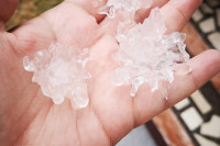 U Semberiji padao grad u obliku korona virusa