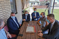 Višković i Pašalić u posjeti poljoprivredniku u Donjem Crnjelovu