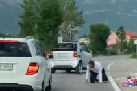 Svatovska kolona u Hercegovini: Mahao zastavom pa ispao iz automobila