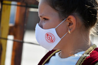 FOTO DANA - Djevojčica iz Bijeljine sa maskom sa amblemom Srpske