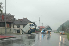 Neobičan udes: Kombijem oborio radar