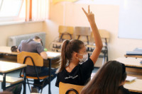 ŠKOLOVANJE TOKOM IZOLACIJE Dok čekaju na onlajn nastavu, lekcije im šalju drugovi