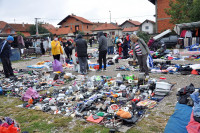 Na buvljoj pijaci u Bijeljini od igle do lokomotive: Alat marku, odjeća dvije
