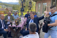 Mještani zaustavili Dodikovo vozilo po povratku iz Sarajeva, on prihvatio poziv