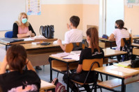 NAJMANJE SLUČAJEVA MEĐU NAJMLAĐIMA Korona virusom za dan zaraženo 15 osnovaca i srednjoškolaca u Srpskoj