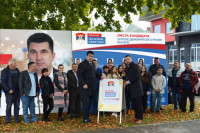 Lopare: Savić i Nešković simbolično zalijepili prvi plakat