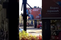 Pijan sjekirom oštetio bilbord Dodika i Jerinića