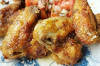 IDEALAN RUČAK ZA KIŠNE DANE: Zapečena pileća krilca u umaku od soja sosa i karija (VIDEO)