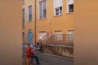 IZMAMIO SUZE I OSMIJEHE Deka sjeo ispred bolnice, pa zasvirao na harmonici svojoj dragoj (VIDEO)