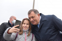 Mališani u Bijeljini tražili selfi sa Dodikom, on im ispunio želju