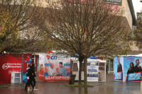 "PRIJAVITE NEPRAVILNOSTI" Predizborni plakati ne smiju biti na DRVEĆU I RASVJETI