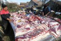 Svinjokolj uveliko počeo, klanje i tranžiranje naplaćuju i do 130 KM