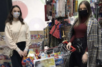 Građani Bijeljine kupuju slatkiše za paketiće djeci iz ugroženih porodica