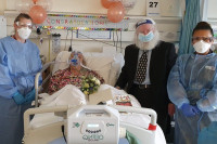 Vjenčali se u kovid-bolnici nakon 46 godina veze: Medicinski radnici bili kumovi i djeveruše