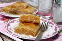 Pita s jabukama i suvim grožđicama po bakinom receptu