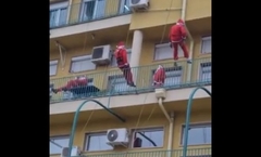 Suze i osmijesi na licima djece i prolaznika: Djeda Mrazevi se spuštali sa krova bolnice u Tiršovoj