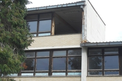 Vjetar izbio prozor u školi, povrijeđena učenica (FOTO)