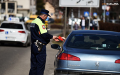 Sve više vozača bez vezanog pojasa i sa telefonom u rukama