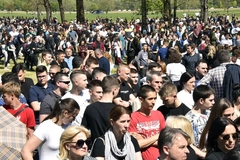 Nasmijana turistkinja na šinama u Aušvicu izazvala burne reakcije