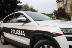 Automobilom uletio u dvorište kuće, vlasnici ga pretukli?