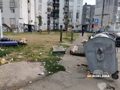 Bijeljina: Kreveti "zaboravljeni" pored kontejnera, sedmicama ih niko ne odvozi