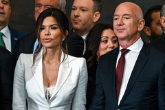 Skandalozno izdanje Bezosove vjerenice na inauguraciji: Svi gledali u dekolte (FOTO)