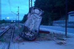 Povrijeđeno dvoje u saobraćajnoj nezgodi na pružnom prelazu