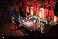 Poznata pjevačica doživjela moždani na bini (UZNEMIRUJUĆI VIDEO)