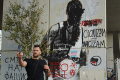 Oskrnavljen mural Čarliju Kirku u Beogradu