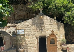 Mnogi nemaju pojma šta propuštaju: Na putu ka Pefkohoriju postoji velika svetinja do koje se puzi oko 50 metara